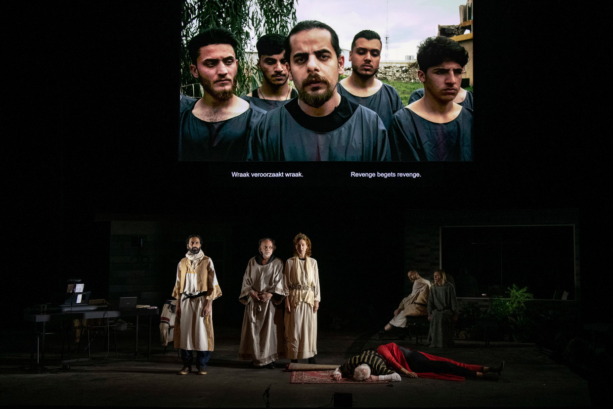 ‘Orestes in Mosul’ wat op het scherm te zien is, is vaak interessanter dan wat op de scène
