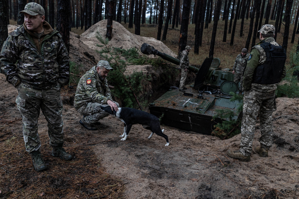 Oekraïense soldaten bij hun artillerievoertuig nabij Charkiv. Beeld Anadolu via Getty Images