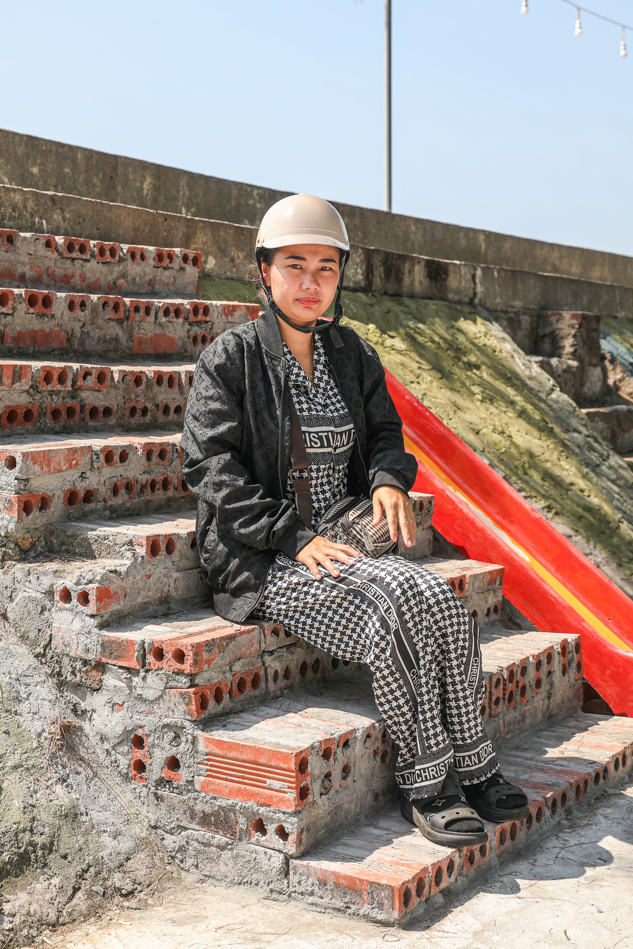 Vissausverkoopster Phạm Thị Thuý (32). Beeld Hendra Eka voor de Volkskrant