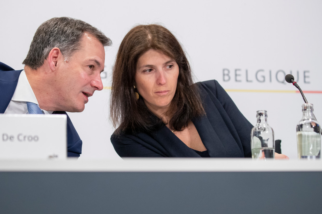 Premier Alexander De Croo en staatssecretaris voor Begroting Alexia Bertrand (Open Vld). Beeld BELGA