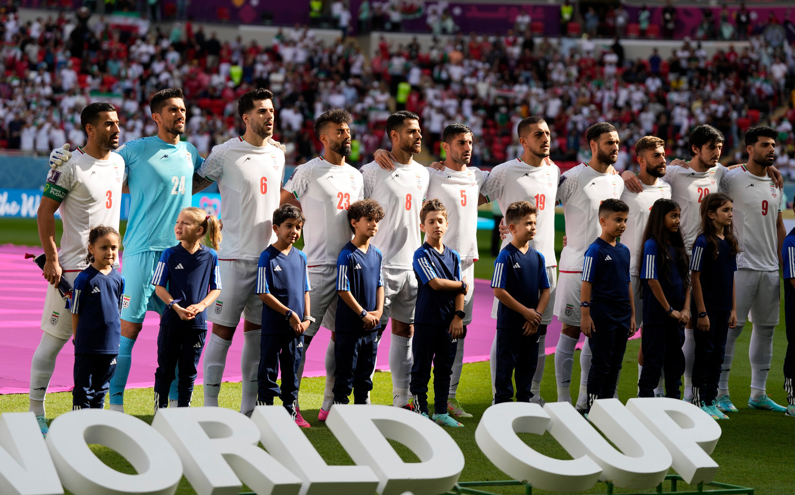Dit keer zingt het Iraanse voetbalteam het volkslied wel mee – en ...