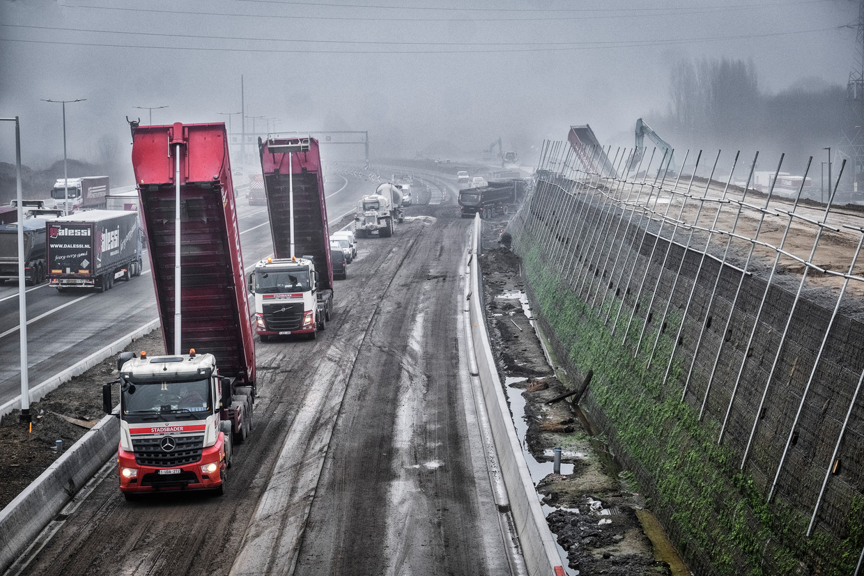 Januari 2022: tijdens de graafwerken voor de Antwerpse Oosterweelverbinding werden hoge concentraties van de schadelijke stof pfos ­in de ­bodem ontdekt.  Beeld Tim Dirven