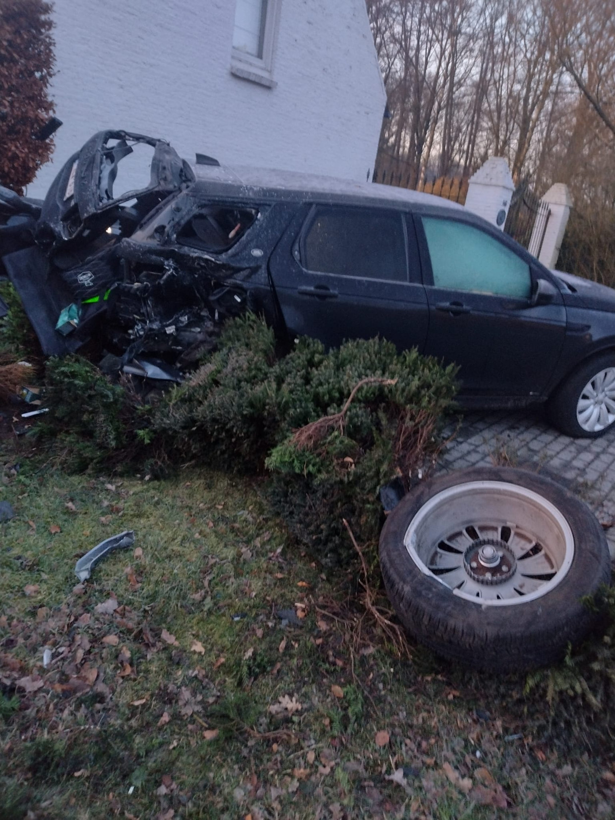 Bekende advocaat Omar Souidi rijdt twee geparkeerde auto’s total loss 