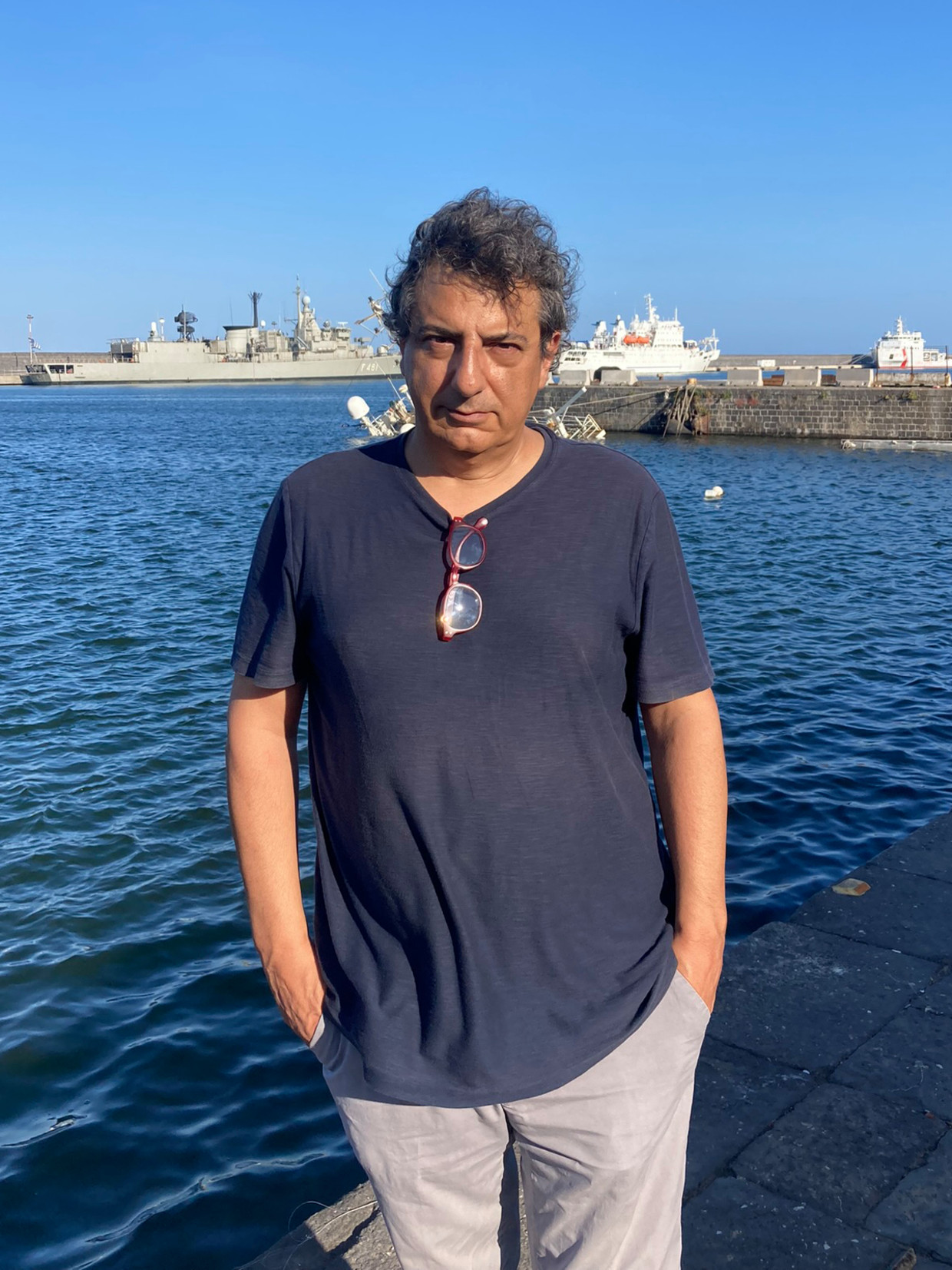 Sergio Scantura è un giornalista italiano.  Spesso sa in prima persona che l'Italia sta tranquillamente scaricando centinaia di persone da qualche parte.  Lo annuncia attraverso il suo quotidiano aggiornamento su Radio Radical.  Figura di Rosa Van Kool