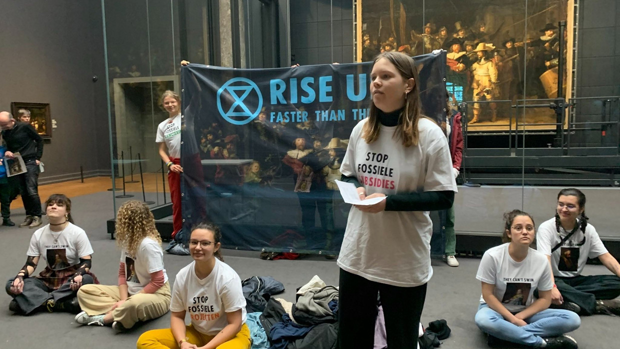 Jonge actievoerders Extinction Rebellion dringen met spandoek door