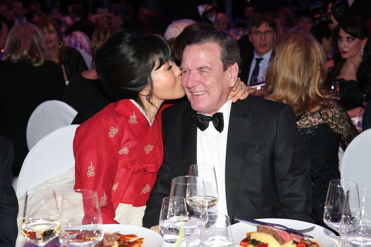 Ex-Chancellor Schroeder’s wife has lost her job after a party at the Russian Embassy