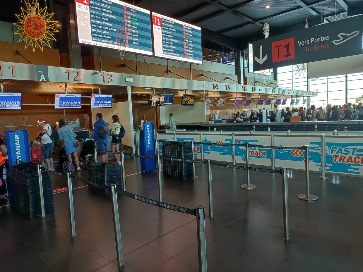 De luchthaven van Charleroi tijdens het vorige stakingsweekend van 15 en 16 juli. Komend weekend leggen de Belgische piloten van de lagekostenmaatschappij het werk opnieuw neer. Beeld BELGA