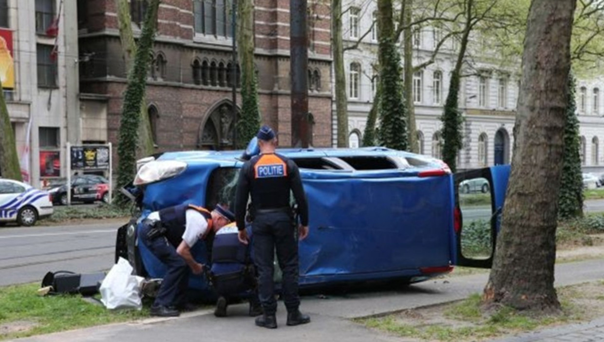 Auto crasht na achtervolging op Frankrijklei in Antwerpen De