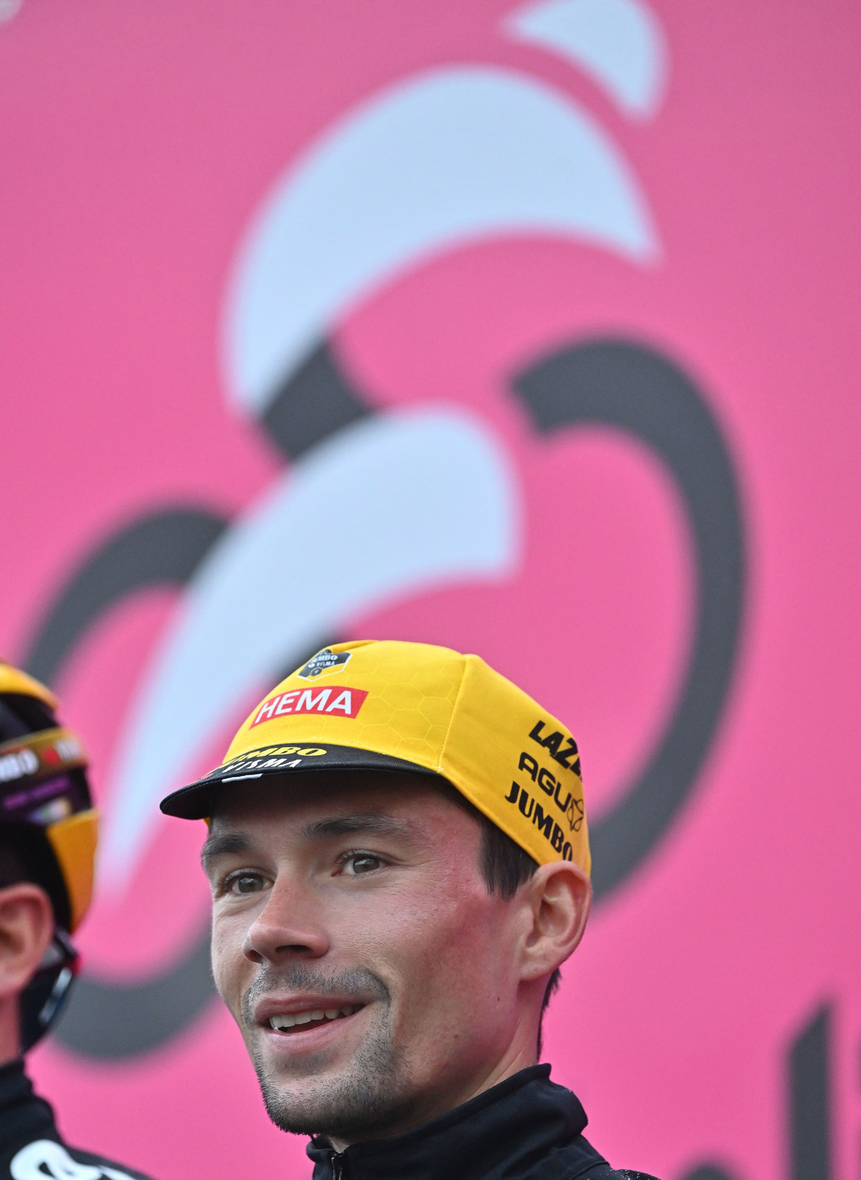 De ronde van het lange wachten: ‘Roglic is blij dat hij het roze nog ...