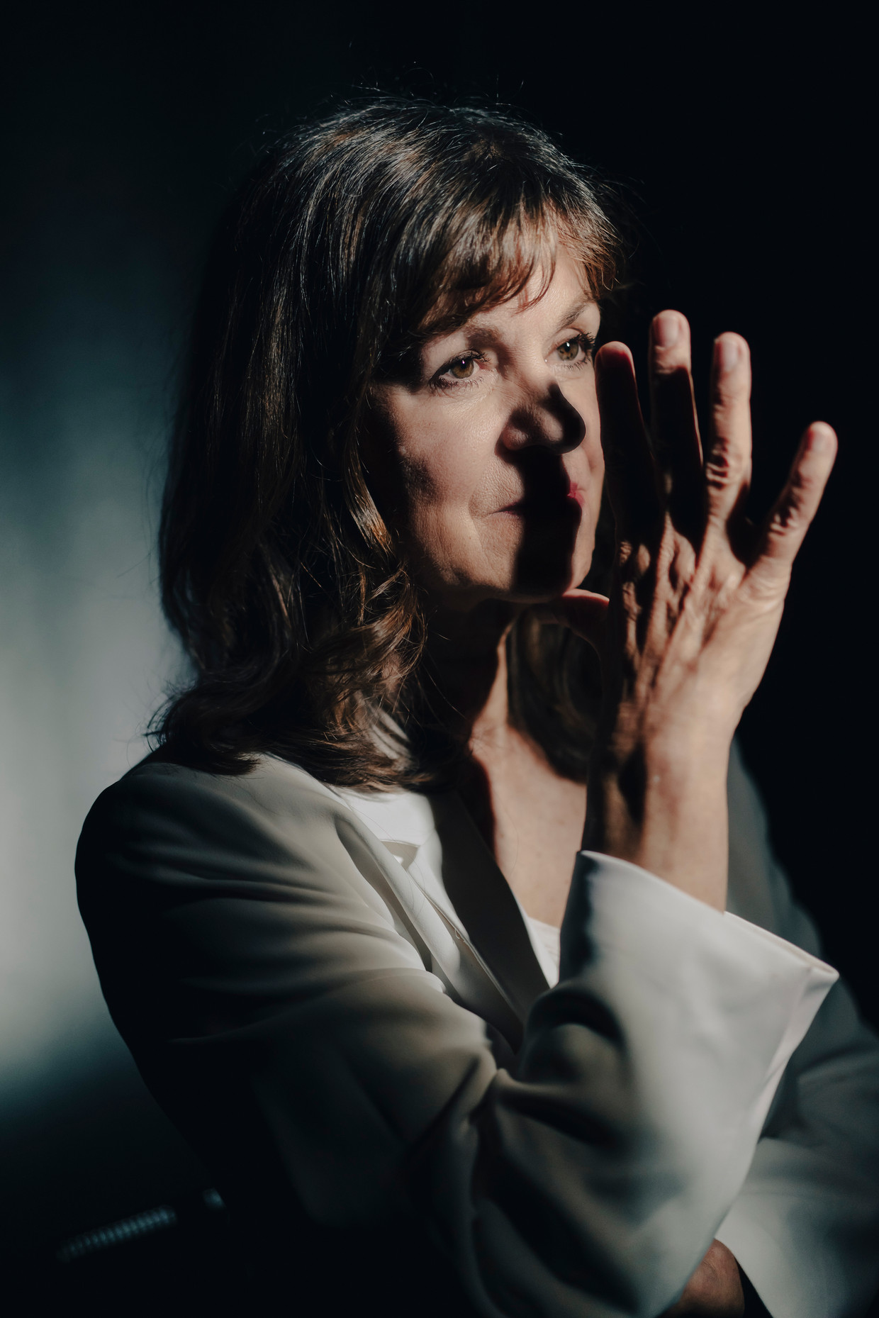 Lia van Bekhoven Te veel mannen denken over zichzelf te moeten praten om een vrouw te imponeren Lia van Bekhoven Te veel mannen denken over zichzelf te moeten praten om een vrouw te imponeren afbeelding afbeelding