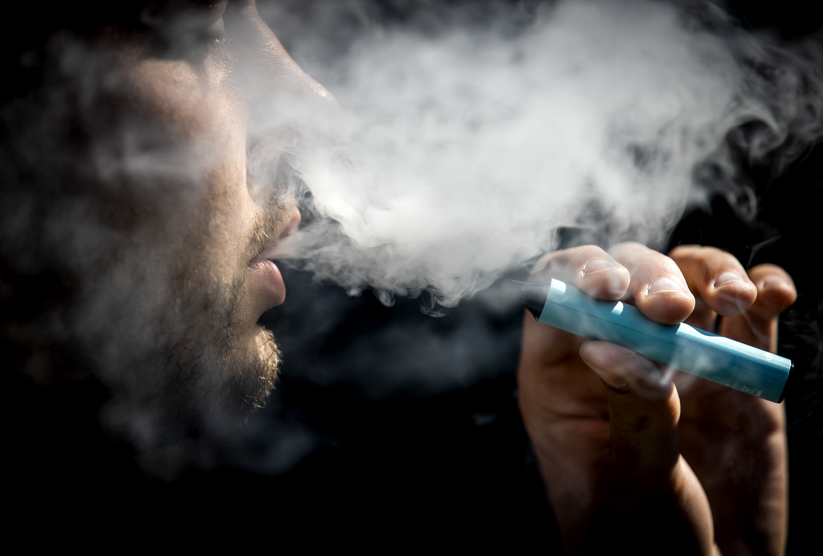 Steeds meer jongeren vapen ‘Tabaksproducenten zien tieners als vervangers voor de rokers die