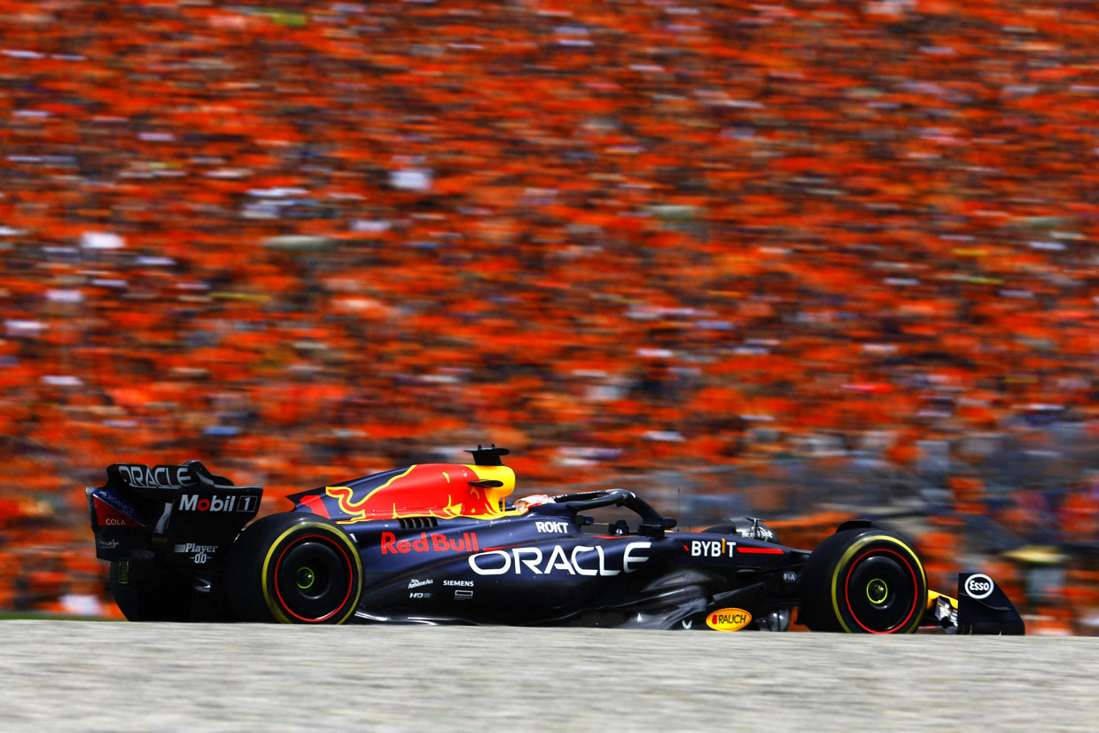 Max Verstappen rijdt in Oostenrijk spelenderwijs naar vijfde zege op rij