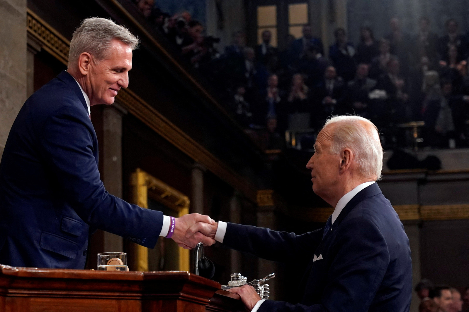 President Joe Biden schudt de hand van de voorzitter van het Huis van Afgevaardigden Kevin McCarthy, 7 februari 2023. Beeld Jacquelyn Martin / via Reuters 