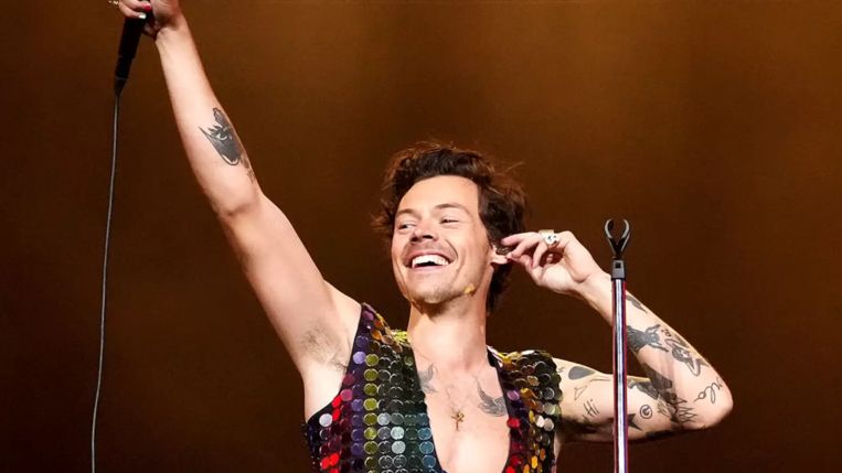 He actually looks like a sympathetic young man, cool, sweet, very lush and very athletic ★★★★ ☆