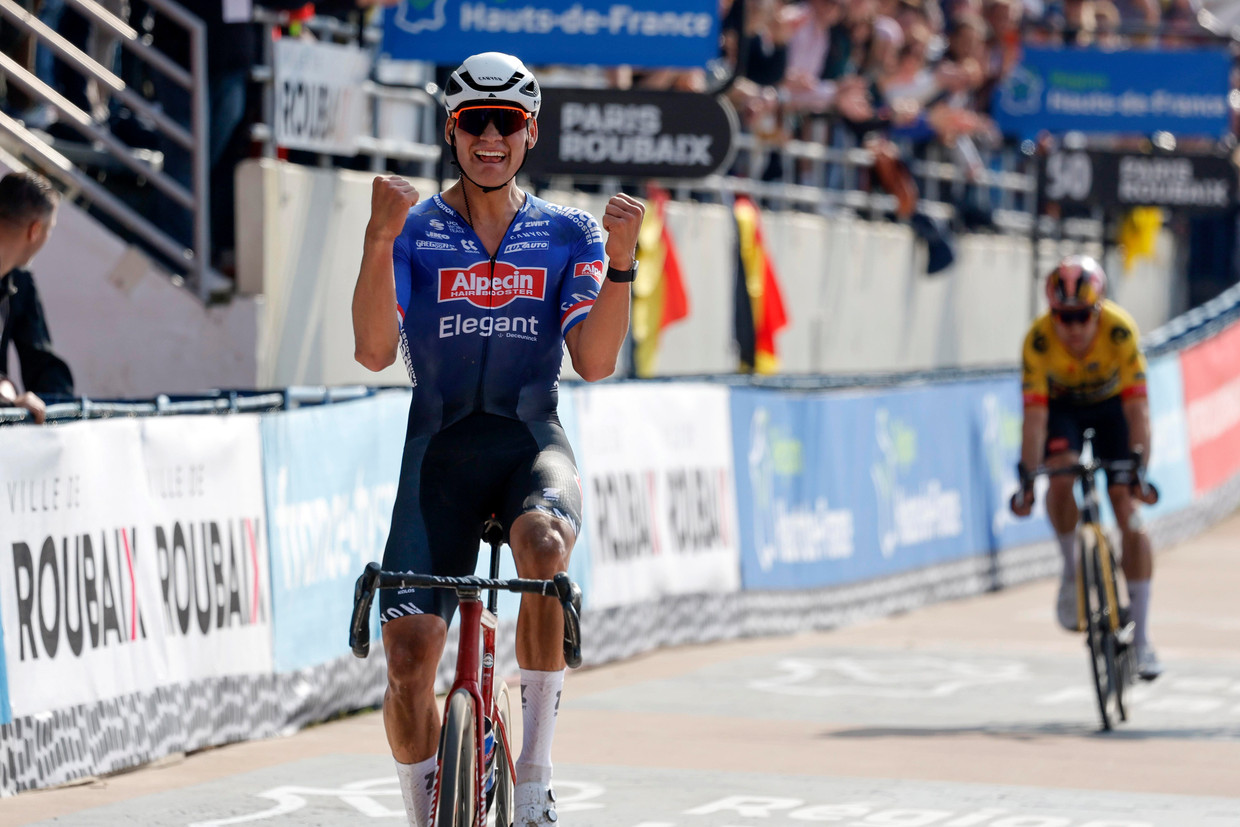 Mathieu van der Poel wint snelste ParijsRoubaix ooit, Van Aert rijdt lek op cruciaal moment