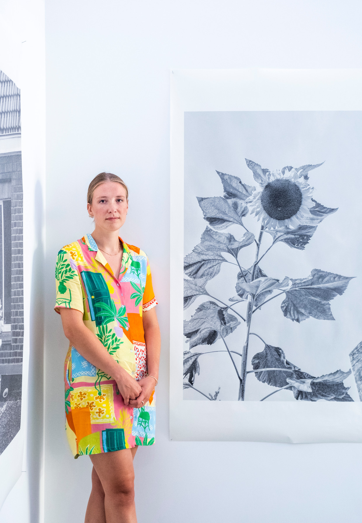 Liza François bij haar werk ‘Sunflowers for spring’. Beeld Tim Dirven