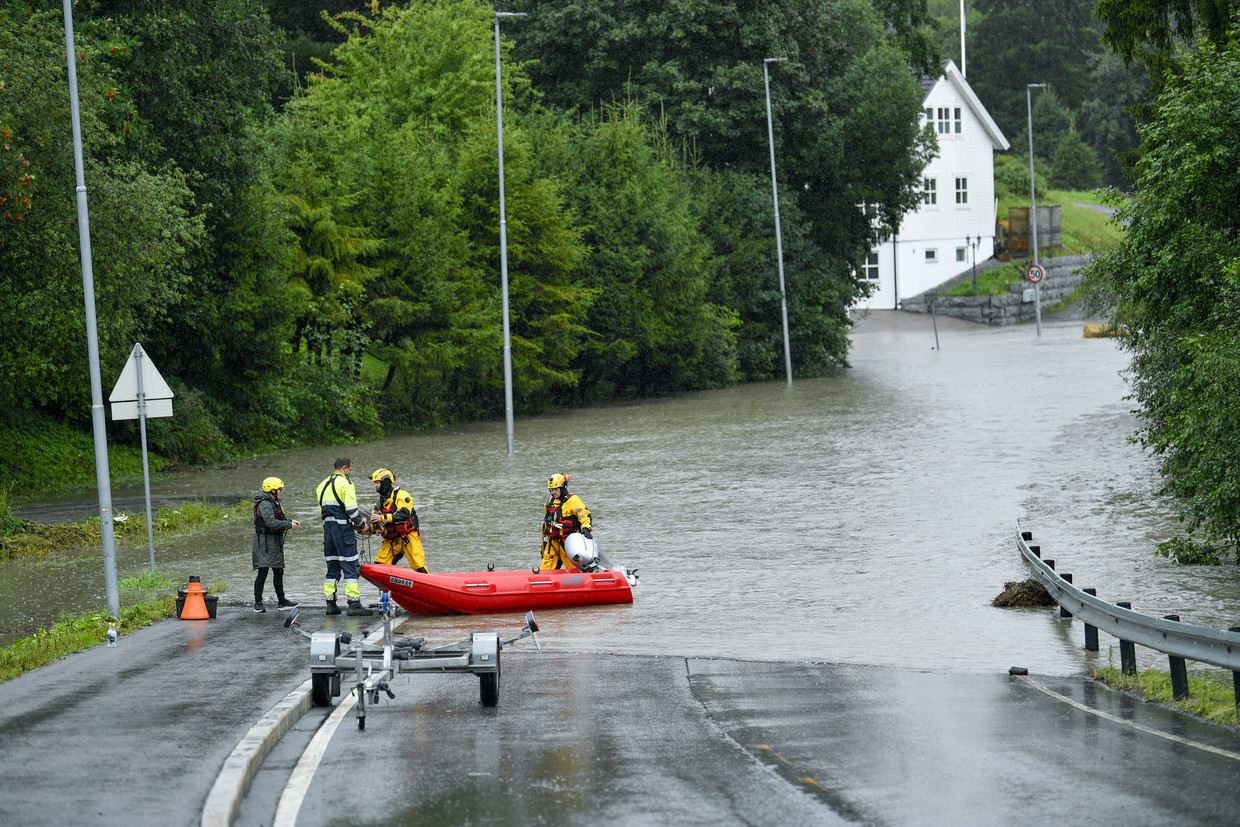 Una squadra di soccorso aiuta le persone ad attraversare la strada a Oslo, in Norvegia.  Immagine ANP/EPA