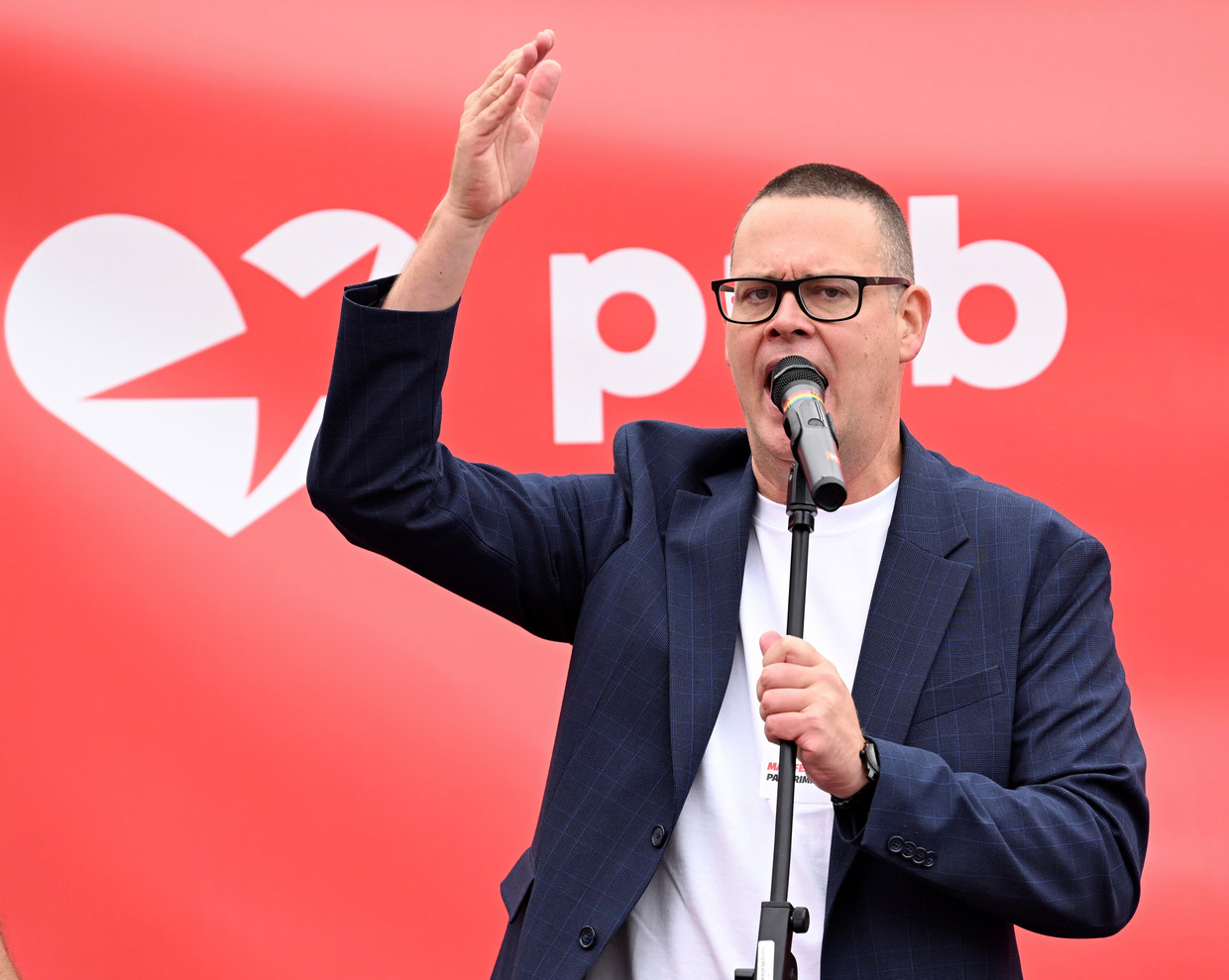 Raoul Hedebouw op een vakbondsbetoging begin oktober. Pas wanneer Israël vergeldingsacties uitvoert, laat de PVDA-voorzitter van zich horen, schrijft Bart Eeckhout. Beeld Photo News