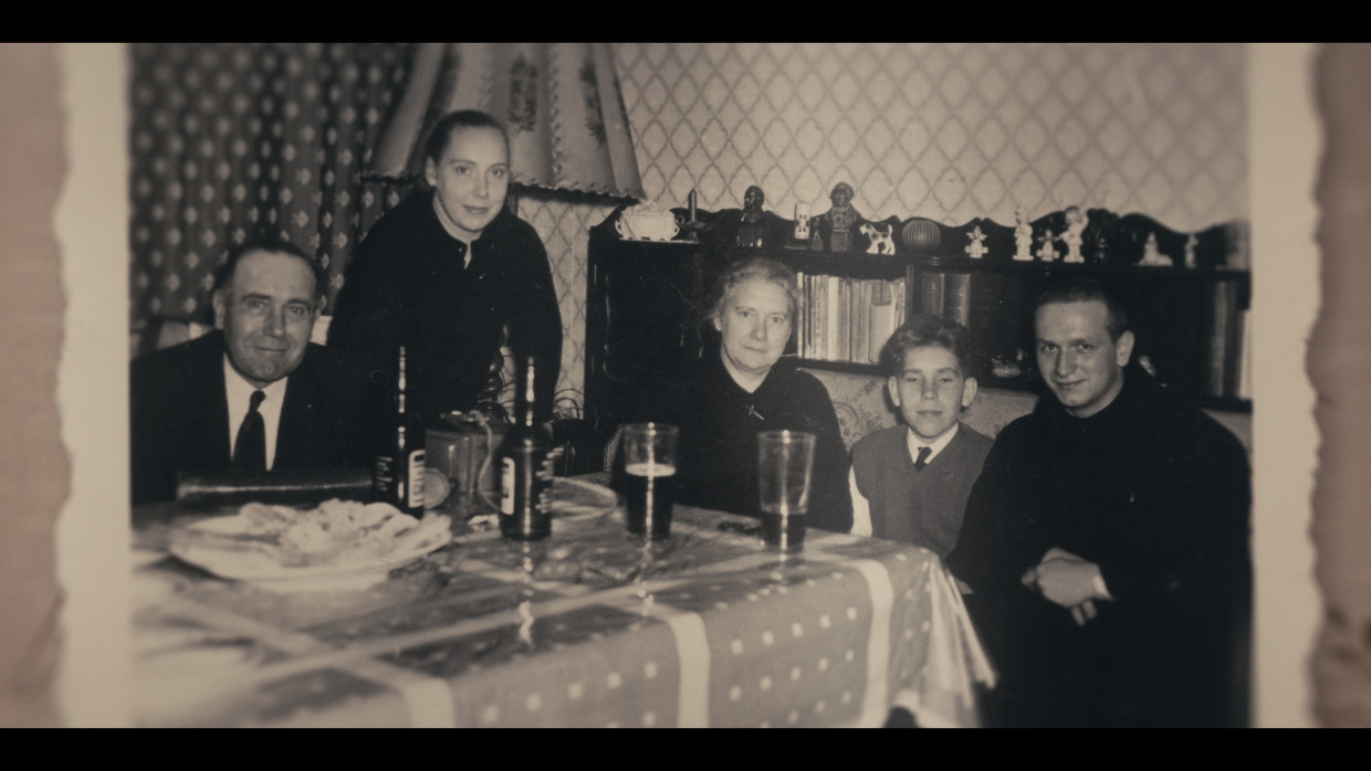 ‘Op elke foto van elk familiefeest staat Robert. Met wat we nu weten, valt vooral op dat hij telkens bij een kind zit.’ (Foto v.l.n.r.: vader Van Hoorde, Dianne, moeder, Piet en dom Robert.) Beeld familiearchief