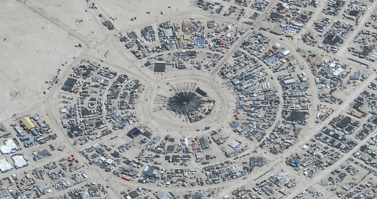 Een satellietfoto van het festival 'Burning Man' in de woestijn van de Amerikaanse staat Nevada. (28/08/23) Beeld via REUTERS