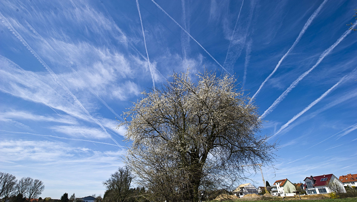 Zijn de witte strepen van vliegtuigen in de lucht dan toch schadelijk?