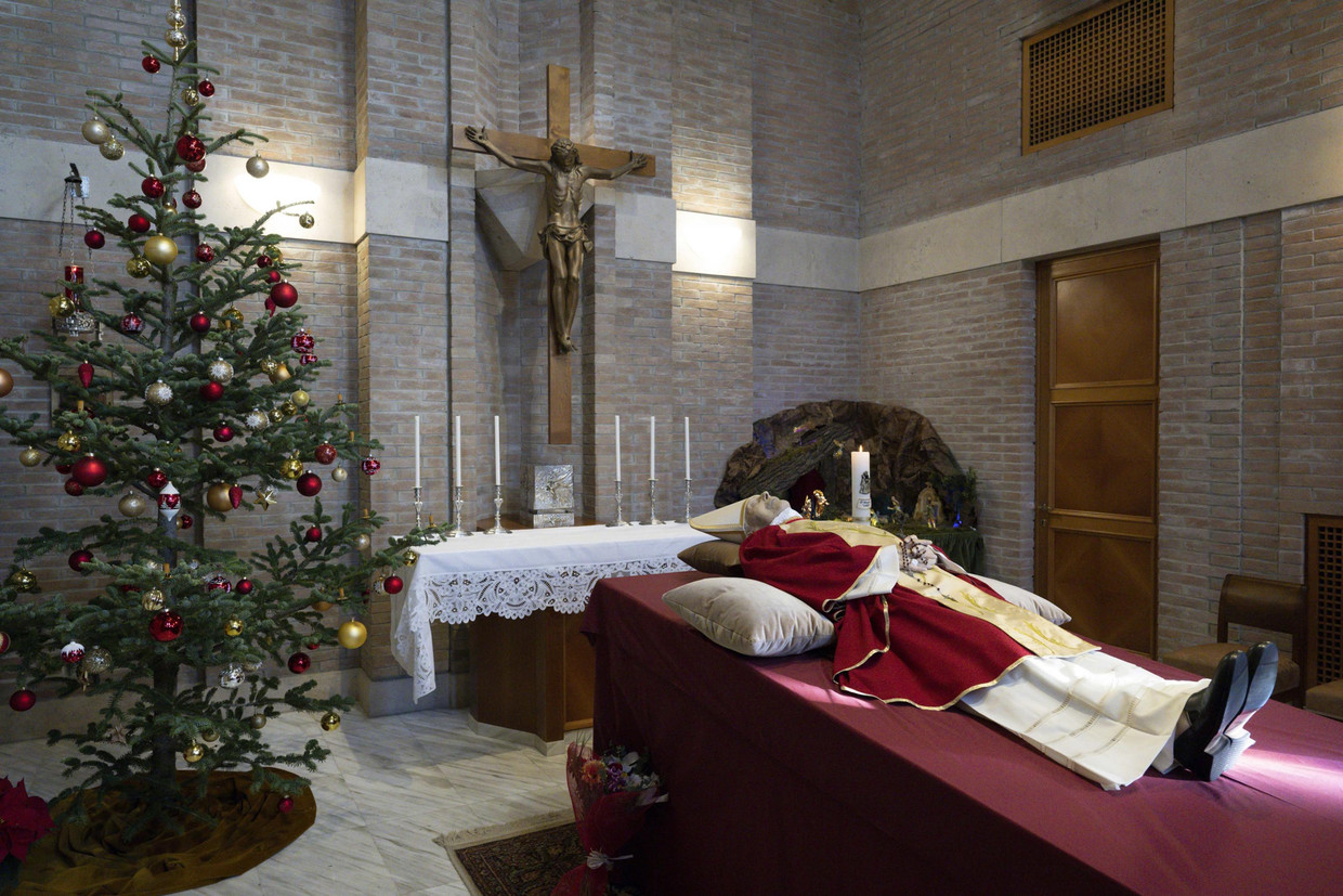 Overleden paus emeritus Benedictus XVI opgebaard in privékapel klooster