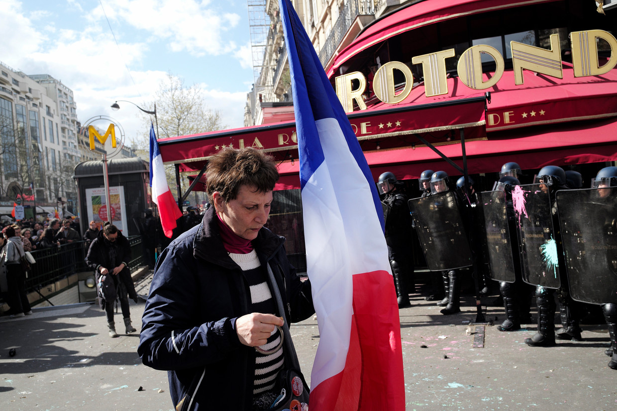 Macrons favoriete Parijse bistro doelwit van pensioenbetogers