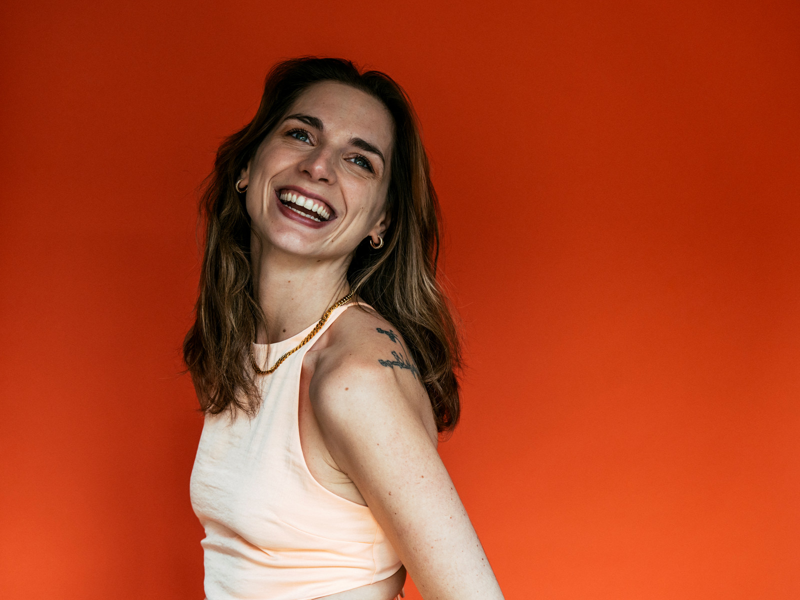 De politici lachen op sociale media allemaal, op één na. We weten allemaal  wie: Elisabeth Lucie Baeten over Katrien van Politiek PR, De Slimste mens  en haar gezondheid