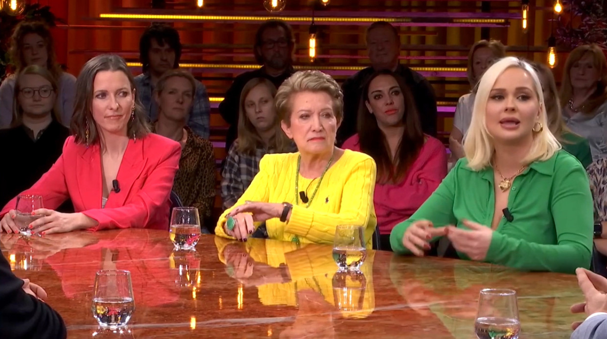 Anastasya Chernook uit De tafel van vier Omdat ik met een decolleteetje rondloop en al eens een glitterbroeksje draag, denken de mensen dat ik een nymfomane ben vrouw 1240x692 hq naaktfoto Anastasya Chernook uit De tafel van vier Omdat ik met een decolleteetje rondloop en al eens een glitterbroeksje draag, denken de mensen dat ik een nymfomane ben afbeelding