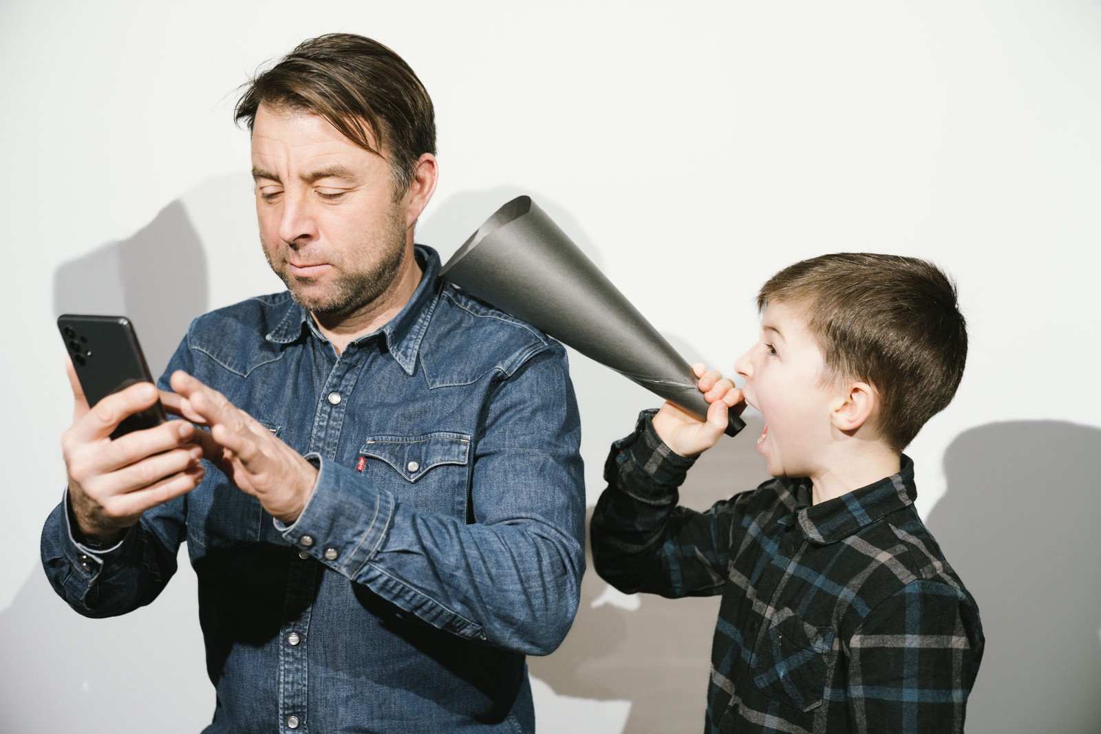 ‘Nu even niet jongen, papa zit op de smartphone’ ouders en hun schermgedrag