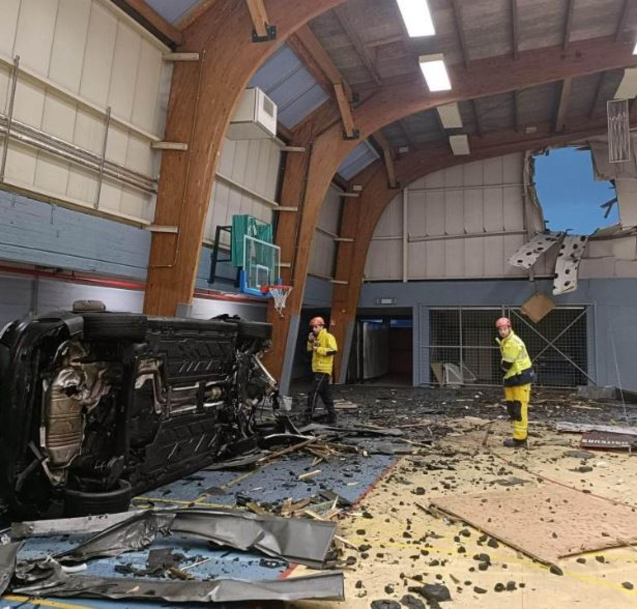 Vader van OHLvoetballer die met auto in sporthal vloog ‘Hij huilt bij