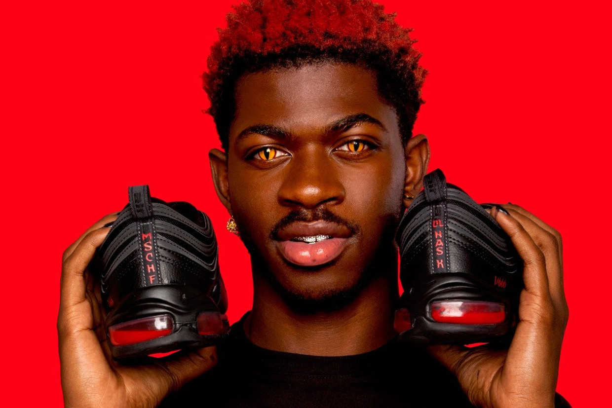 Nike klaagt Lil Nas X aan voor met bloed gevulde niet