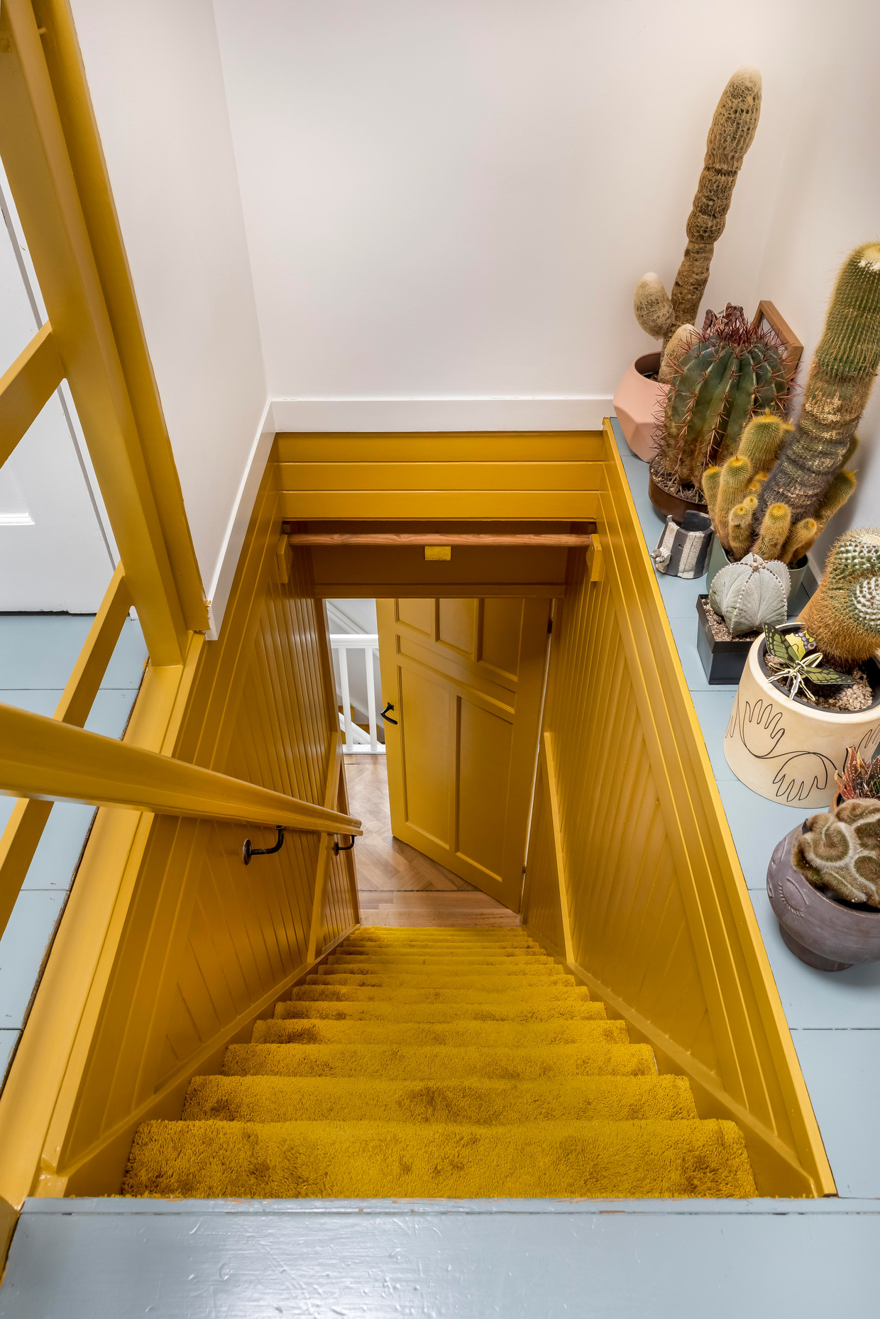 The light yellow staircase and golden carpet pull you straight into the stairs.  Photo by Hennie van Belkom