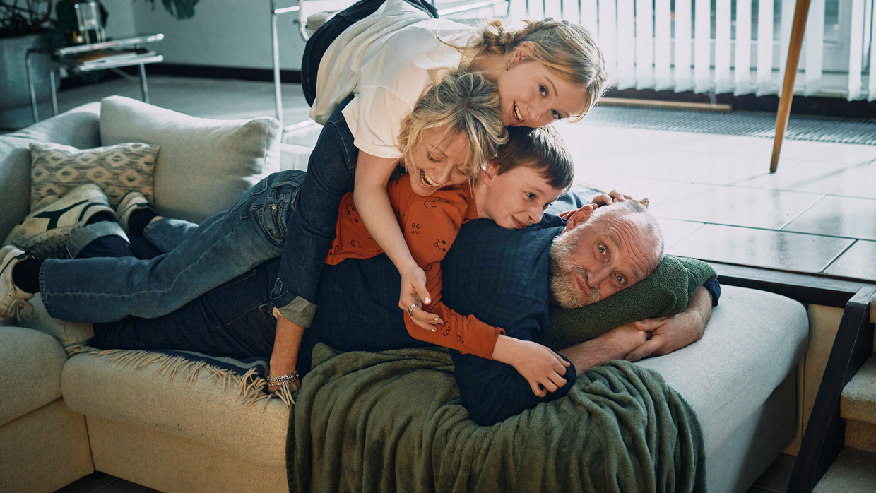 Pippa Van Looveren (Roos), Els Béatse (Julie), Jef Moelans (Daan) en Jan Van Looveren. Beeld VRT