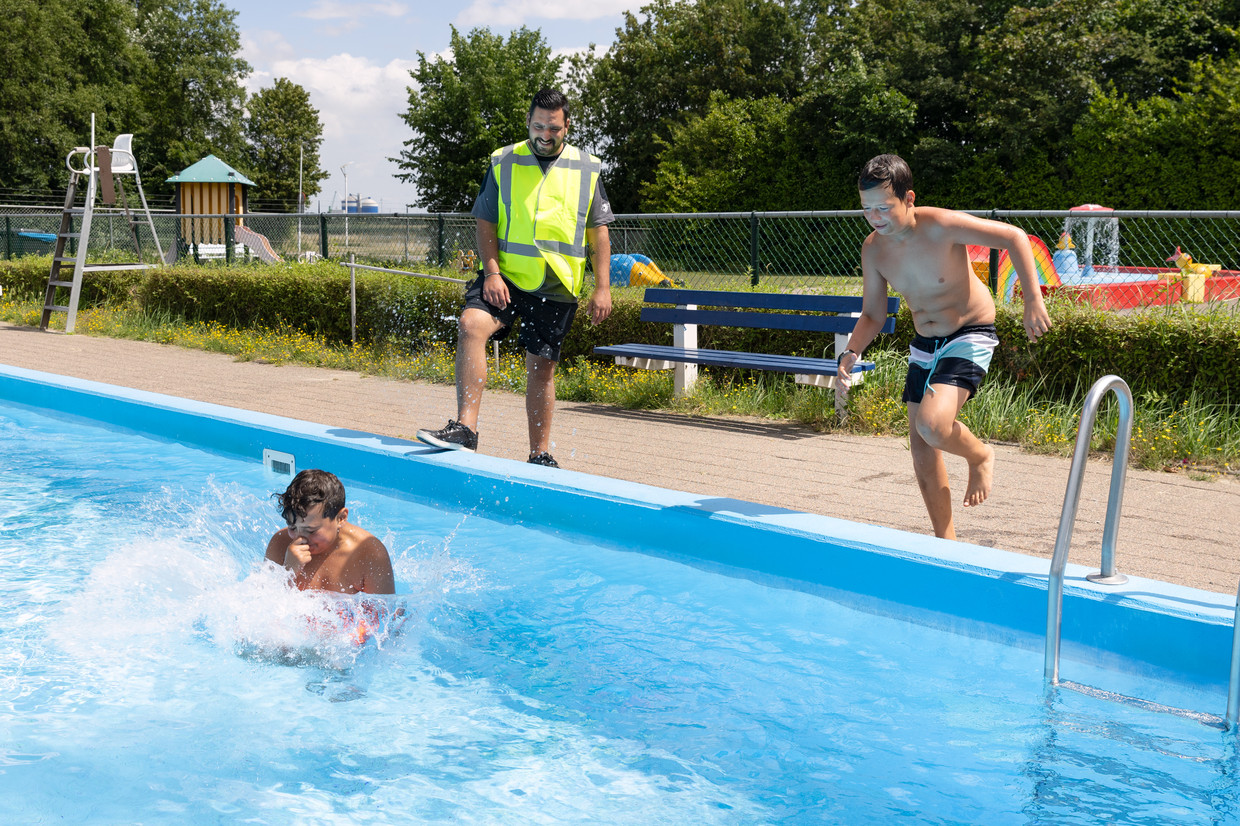    Dalla scorsa settimana, circa sette guardie in giubbotto giallo hanno camminato sul terreno.  Scultura di Elisa Maenhot