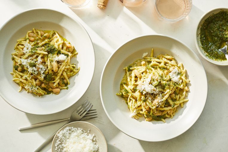 Koken met Yotam Ottolenghi pasta pesto met witte bonen en halloumi