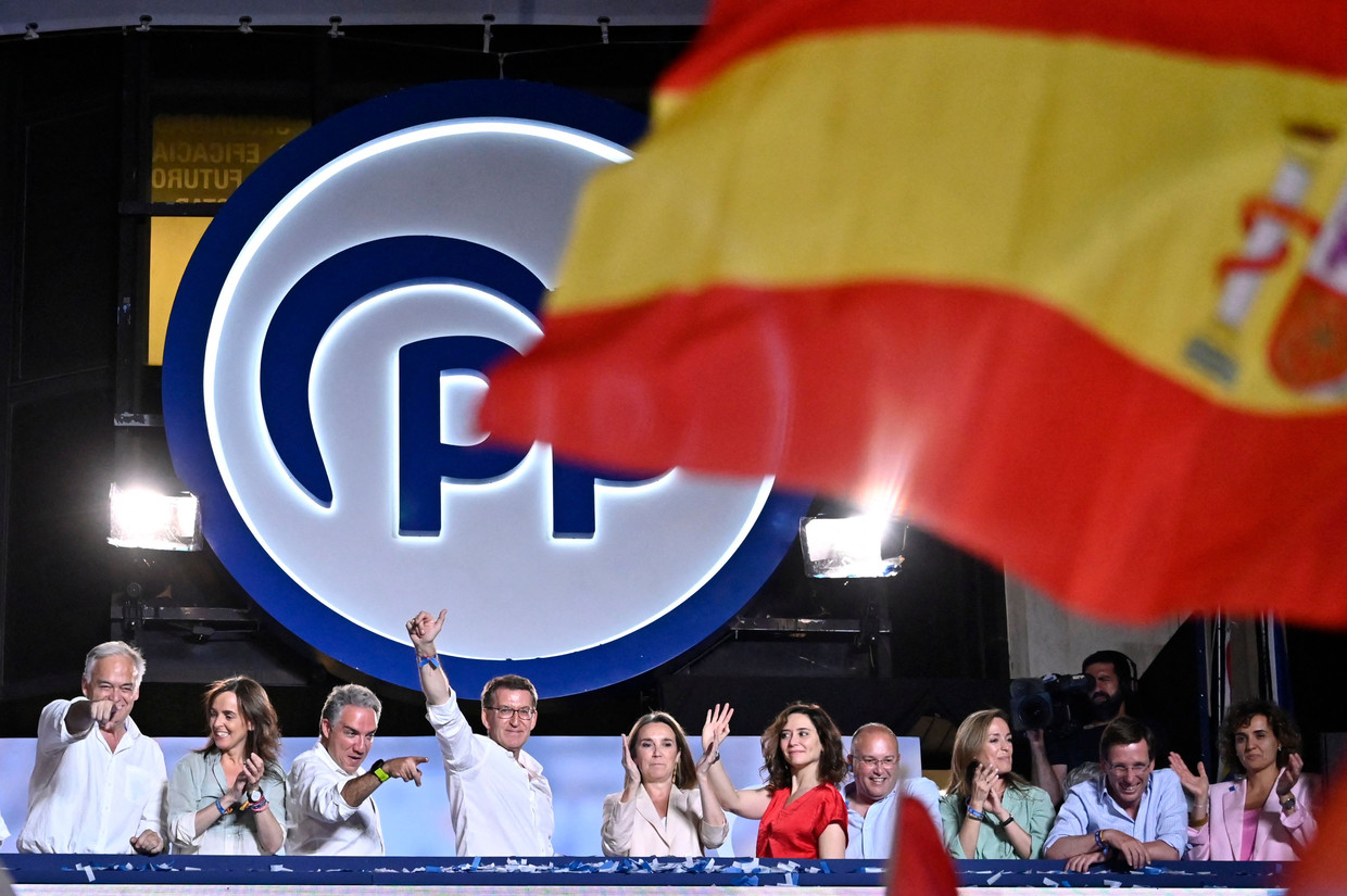 Alberto Núñez Viejo (centre), leader of the right-wing Popular Party, claims victory in the election.  AFP photo