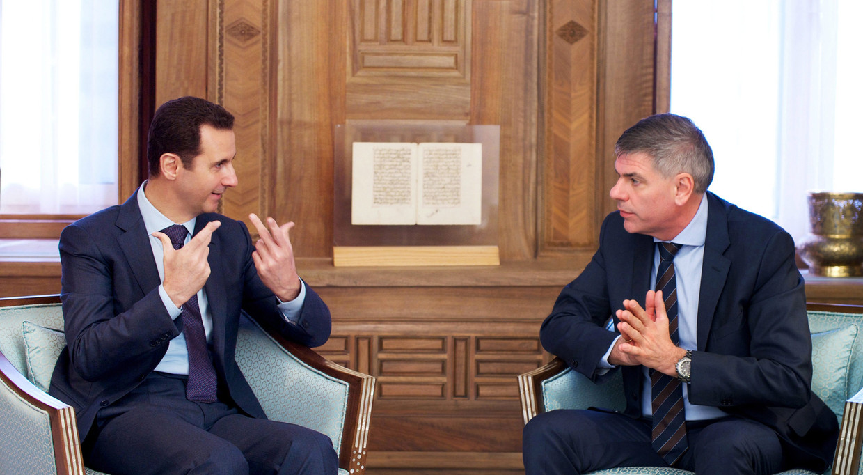 Vlaams Belang-kopstuk Filip Dewinter op bezoek bij de Syrische president Assad in 2015. Beeld EPA