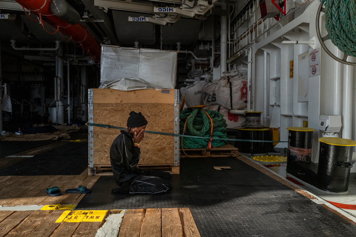 Un migrante prega a bordo della nave di MSF Geo Barents, un giorno dopo essere stato soccorso nel Mediterraneo.  Immagine per il Volkskrant di Jelle Krings