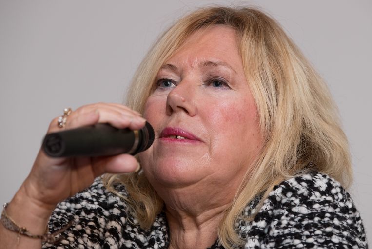 Makkers, staakt uw wild geraas De