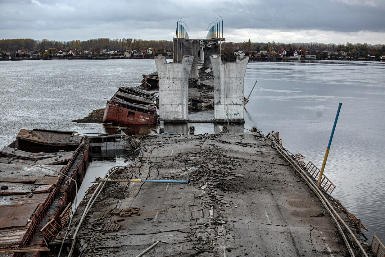 Antonevsky Bridge over the Dnieper, destroyed by retreating Russian forces, in Kherson.  Photo by Finbar O'Reilly/The New York Times