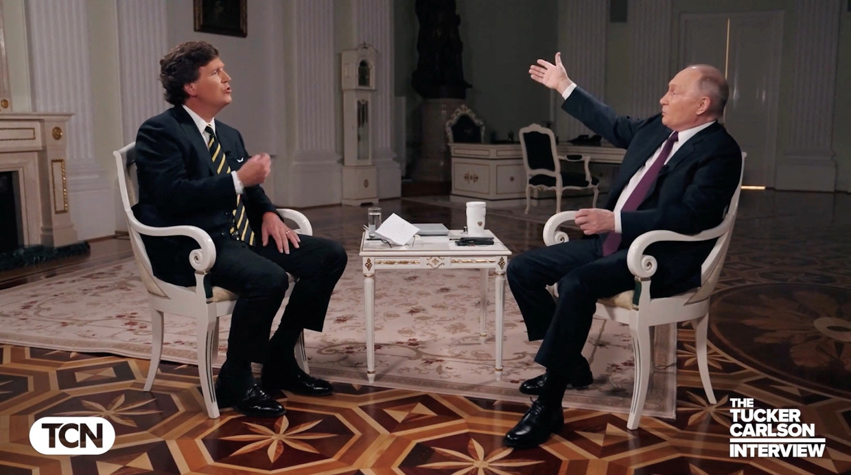 Vladimir Putin parla con Tucker Carlson.  Immagine tramite Reuters
