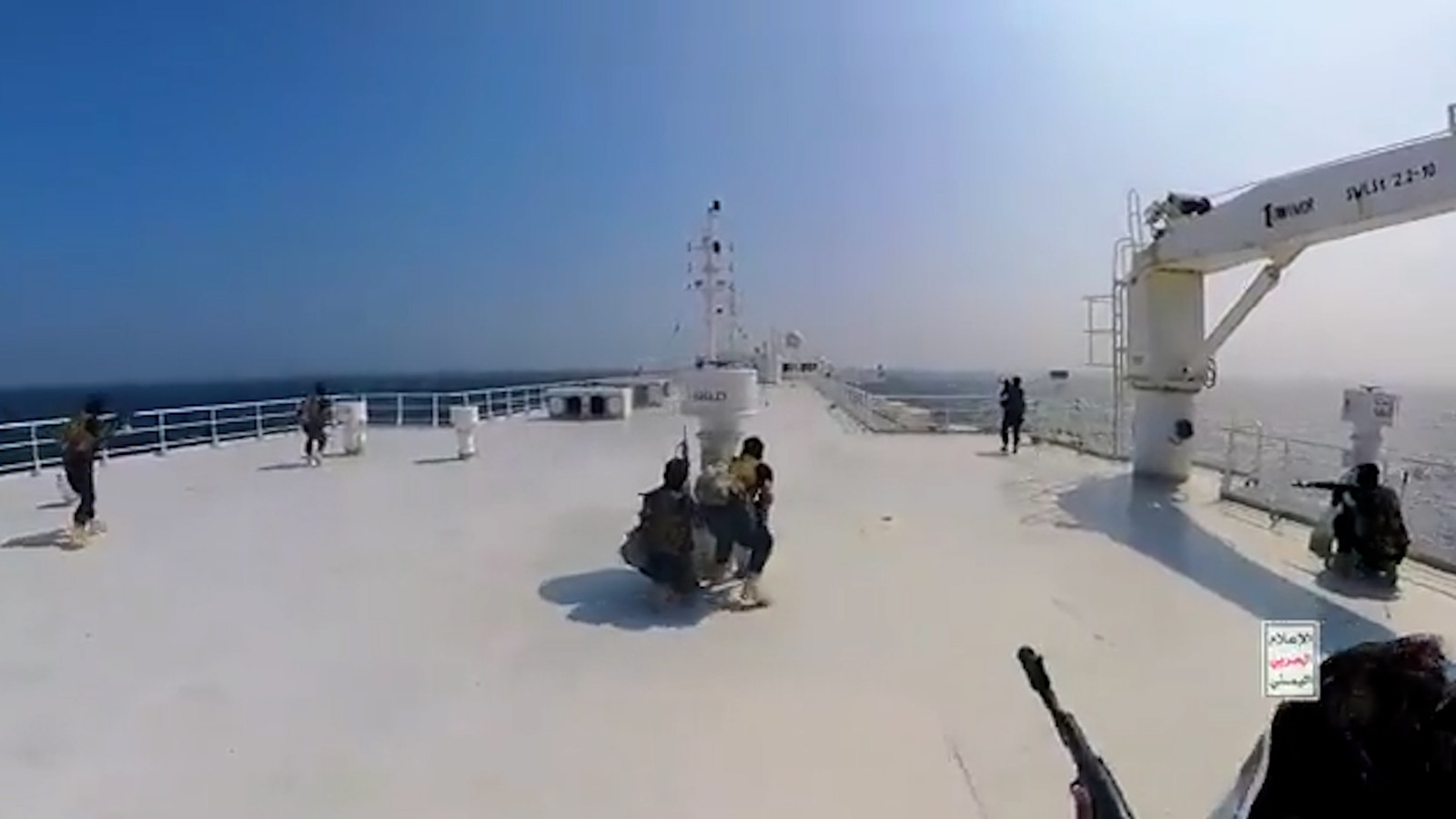 Houthi-rebellen aan boord van een vrachtschip in de Rode Zee. Beeld X