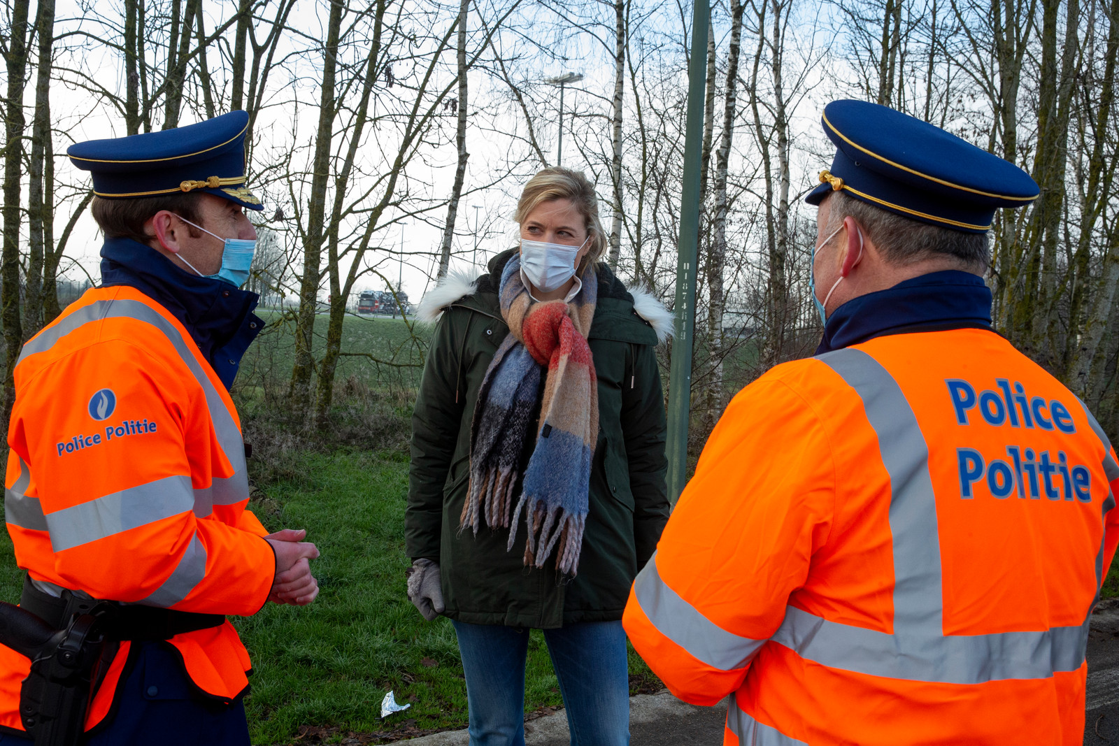 Minister van Binnenlandse Zaken Annelies Verlinden vorig weekend op de E411 nabij de Luxemburgse grens, waar agenten terugkerende toeristen controleerden op het verplichte PLF-formulier. Beeld BELGA