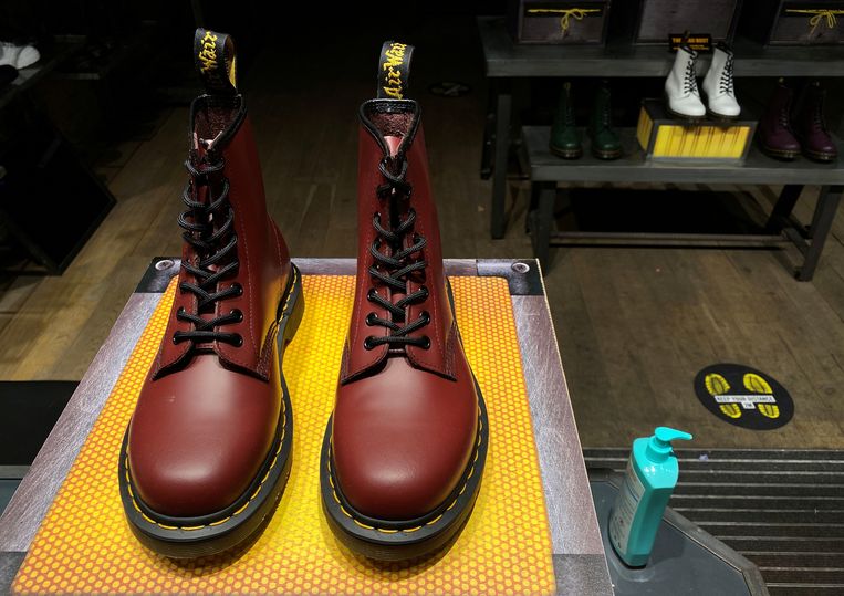 Steek eens je middelvinger op met veters waarom Dr. Martens nog