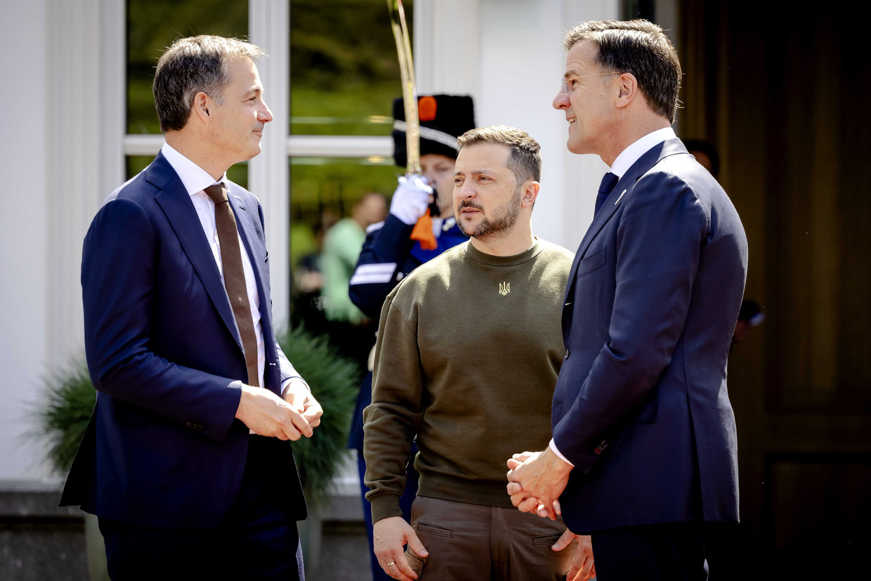 Belgisch premier Alexander De Croo, Oekraïens president Volodymyr Zelensky en Nederlands premier Mark Rutte tijdens een persconferentie op het Catshuis in Den Haag. Beeld ANP