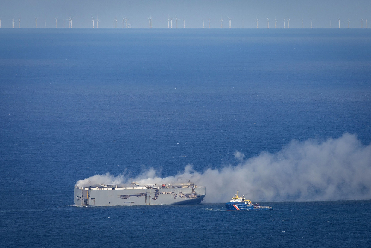 Brand op vrachtschip voor Nederlandse kust iets minder heftig, schip ...