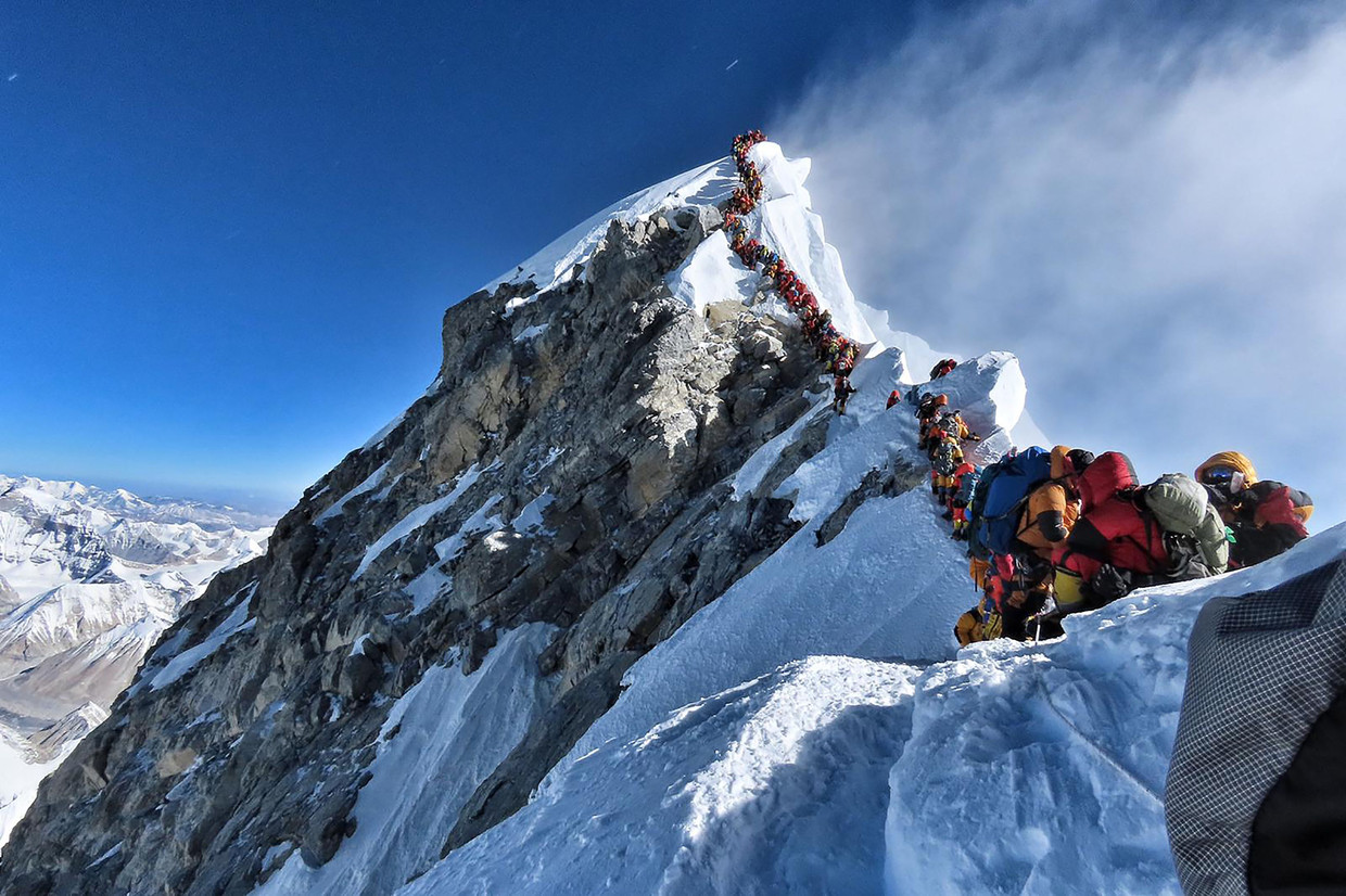 een-triest-beeld-mensen-komen-om-in-lange-wachtrij-op-mount-everest