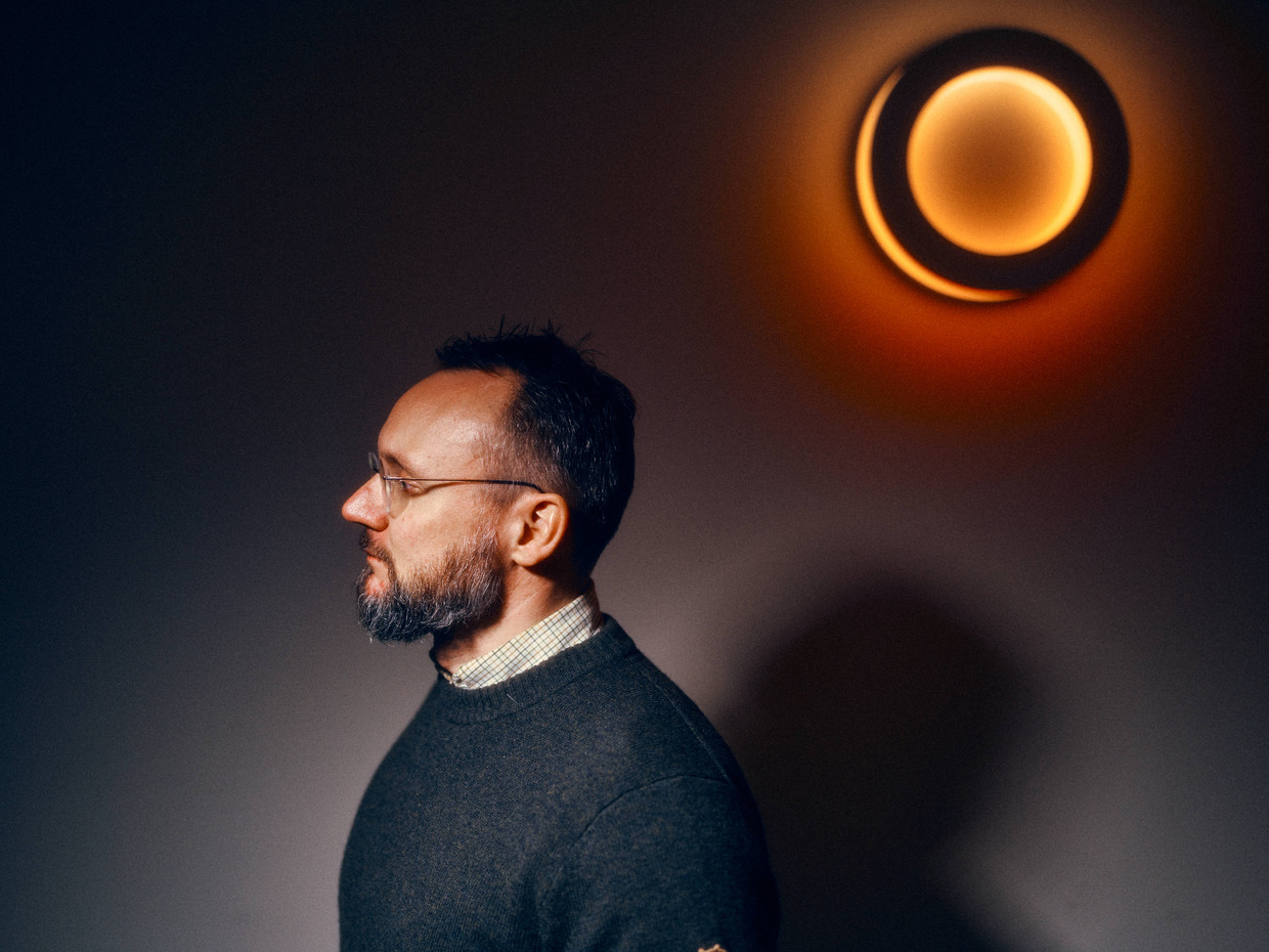 ‘Ik heb een baard, dus ik ben fundamenteel onverkiesbaar. Dat blijkt altijd uit onderzoek: gezichtsbeharing boezemt de kiezer wantrouwen in.’    Beeld Thomas Sweertvaegher