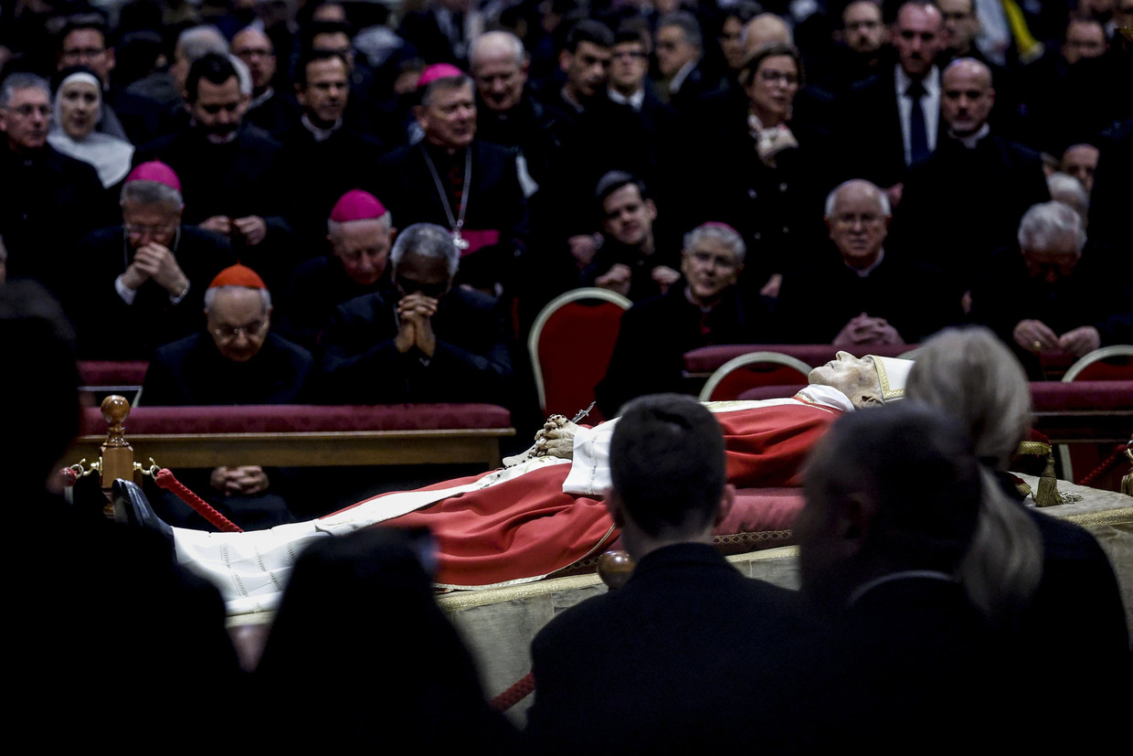 Paus Franciscus leidt sobere uitvaartdienst voor paus Benedictus XVI op ...